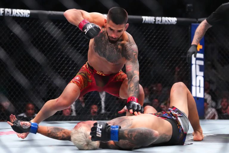 Ilia Topuria knocks out Charles Oliveira at UFC 317