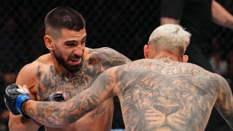 Ilia Topuria KO Charles Oliveira at UFC 317