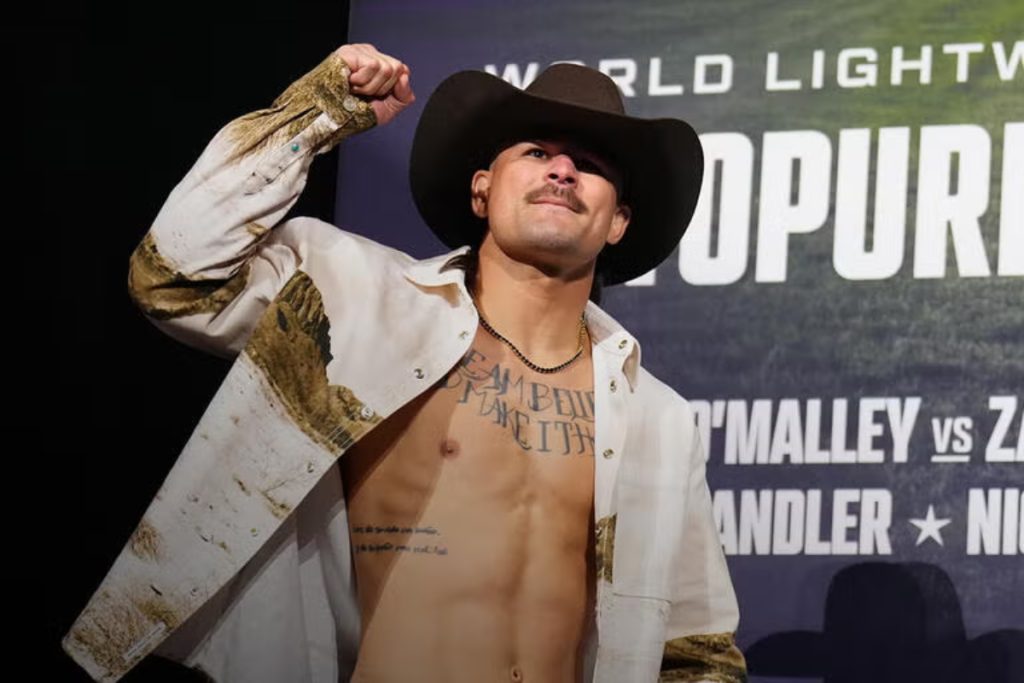 Diego Lopes acknowledges fans prior to UFC Freedom 250