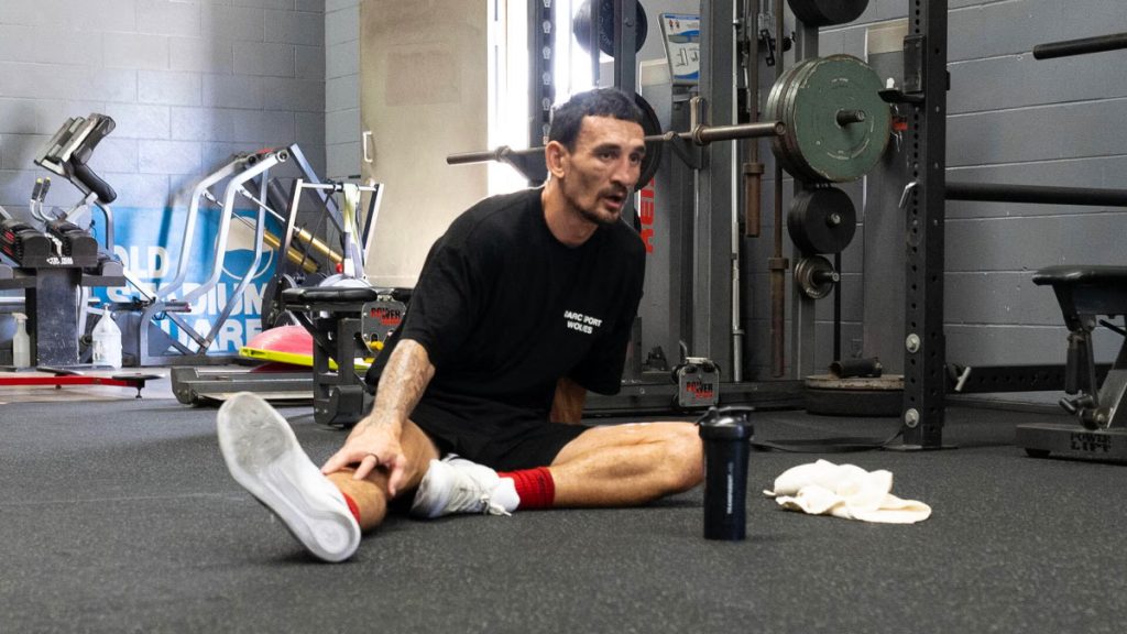 Max Holloway getting reps in the gym before fight night